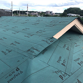 屋根全体に防水シートを施工した状態