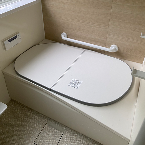浴室交換工事を終えた、手すり付きのユニットバス