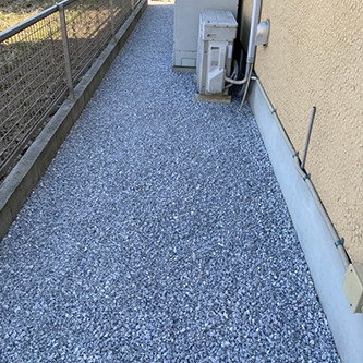 防草シートの上に砂利を敷いた庭